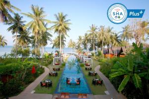 Haad PleayleamKupu Kupu Phangan Beach Villas & Spa by L'Occitane - SHA Plus的六感庞塔卡纳度假村泳池景