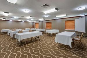 奥法隆Comfort Inn & Suites St Louis-O'Fallon的一间会议室,里面设有桌子和白板