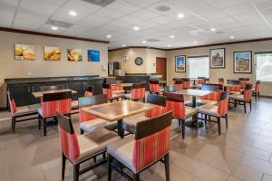 奥法隆Comfort Inn & Suites St Louis-O'Fallon的餐厅内带桌椅的用餐室