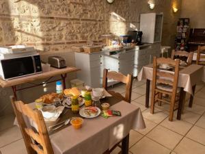 阿让Relais des Iles chambres d'hôtes的厨房配有餐桌和食物