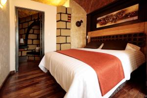 墨西哥城阿兹蒂行政套房酒店的一间卧室,卧室内配有一张大床