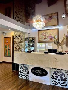 巴库里阿尼Hotel King David Bakuriani的一间酒吧,房间设有画作柜台