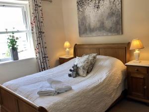 Scorton小修道院宾馆的一间卧室配有一张带毛巾和泰迪熊的床。