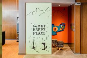 安道尔城阿克塔艺术酒店的表示快乐的地方的标志