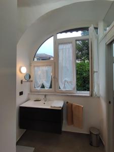 萨莱诺CASA VACANZE - ANTICO CONVENTO的一间带水槽和窗户的浴室