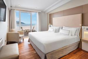 拉科鲁尼亚玛利亚皮塔美利亚酒店的一间带一张白色大床的卧室和一个阳台
