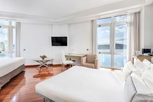 拉科鲁尼亚玛利亚皮塔美利亚酒店的白色的酒店客房 - 带一张床和一张书桌