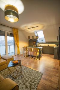 耶莱尼亚古拉Apartament w Cieplicach 6 Gold的客厅配有桌子和沙发