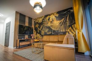 耶莱尼亚古拉Apartament w Cieplicach 6 Gold的客厅配有沙发和墙上的绘画