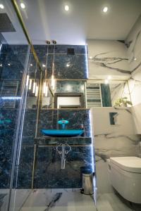 耶莱尼亚古拉Apartament w Cieplicach 6 Gold的浴室配有蓝色水槽和卫生间。