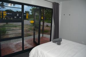 AcornhoekSleepOver Orpen Gate的一间卧室设有一张床和一个大型玻璃窗