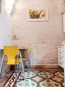 切列梅萨皮卡曼玛卡拉公寓的两个黄色的椅子和一张桌子