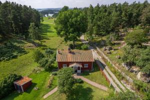 利姆福萨Året runt i väldigt härlig natur Bo på lantgård的田野上小房子的空中景观