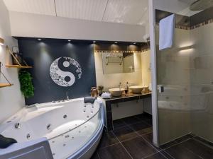 圣康坦拉菲乐齐酒店的浴室配有大浴缸和水槽