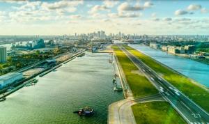 伦敦City airport serviced apartment London的城市河流的空中景观