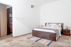 马埃岛Riverside Mount Simpson - Seychelles Island的一间卧室配有一张木架大床