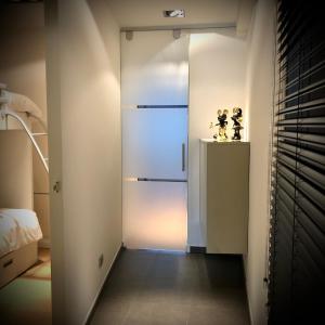 克诺克－海斯特Appartement Sunny home Deluxe的走廊上设有通往卧室的门