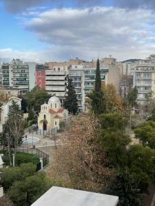 雅典WUKELA APARTMENTS的享有拥有建筑和树木的城市美景