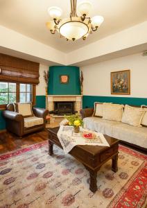 古迈尼萨季莫斯塞尼斯酒店的客厅配有沙发和桌子