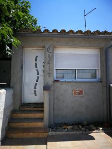 卡斯特罗·德波利亚斯Villetta da Carla的房屋一侧有标志的车库门