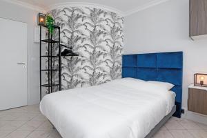克雷泰伊The City Nest - Duke Housing的卧室配有白色的床和蓝白色的墙壁