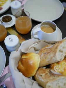 圣梅内乌勒Le Lavoir des Capucins的一张桌子,上面放着一盘面包和一杯咖啡