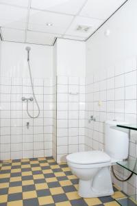 帕拉马里博Boom Apartments的一间带卫生间和淋浴的浴室