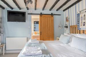 巴克斯顿Hawthorn Farm Guest House的卧室配有白色床和毛巾