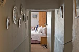 巴克斯顿Hawthorn Farm Guest House的走廊通往带床的卧室