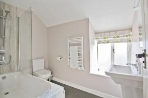 巴克斯顿Hawthorn Farm Guest House的白色的浴室设有水槽和卫生间。