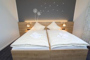 赖讷Landhotel Hopster的一张大床,上面有两个白色枕头