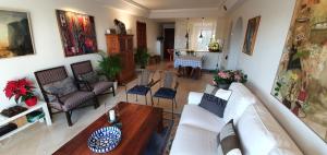 EsteponaCostalita Seaview的客厅配有沙发和桌子