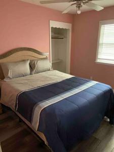 尼亚加拉瀑布Remodeled House Minutes to Falls Attractions的一间卧室配有一张大床,提供蓝白色的毯子
