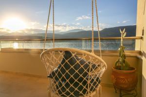 伊泰阿Boho Beach House in Itea-Delphi的挂篮子,挂着盆子和窗户
