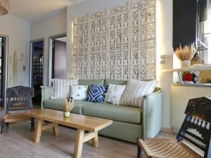 伊泰阿Boho Beach House in Itea-Delphi的客厅配有绿色沙发和桌子