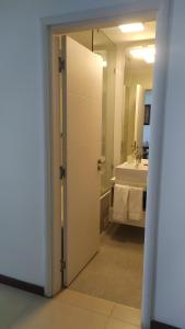 科洛尼亚-德尔萨克拉门托Dpto de 1 dormitorio, 402 Dos Orillas, Colonia的通往带水槽的浴室的开放式门