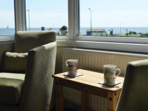 布里德灵顿Bay Court的窗前桌子上的两个咖啡杯