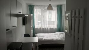 马佐夫舍地区奥扎鲁夫SleepWell Apartments Warszawa - blisko centrum, spokój, bezpłatny parking的一间小卧室,配有床和窗户