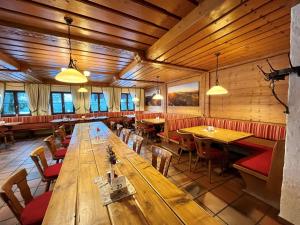 因泽尔施瓦岑贝格酒店的餐厅设有长木桌椅