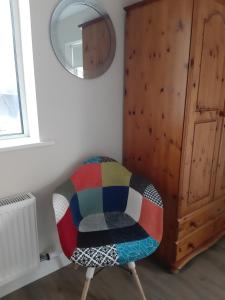 BallaghnatrillickBen Haven Self Catering Accommodation的镜子间里五颜六色的椅子