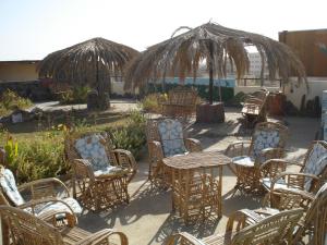 Bawati西部沙漠酒店及野生动物园的一组桌椅和一把伞