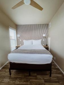 阿维拉海滩Flying Flags Avila Beach的一间卧室配有一张带吊扇的床