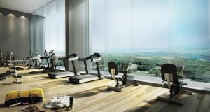 史里肯邦安HOMESTAY D'Univ 360 PLACE的健身房设有大窗户和跑步机