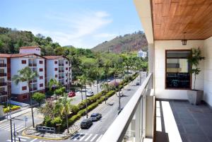 阿瓜斯迪林多亚卡萨布兰卡酒店 的阳台享有街道和建筑的景致。