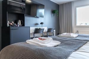 耶尔文佩Hotelli Sointu的酒店客房,配有两张带毛巾的床