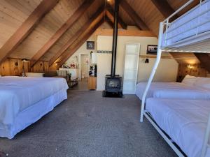 红棕熊旅馆客房内的一张或多张床位