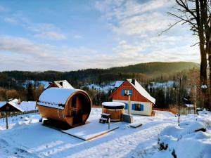 普热谢卡Kolorowe Karkonosze的雪地中的圆顶房子,有红谷仓