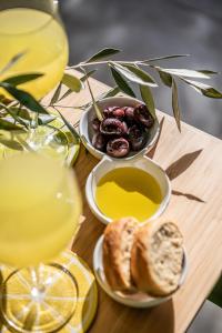 瓦莫斯Olive Lemon Biophilic House & Lush Forest Garden的一张桌子,上面放着两盘面包和一杯果汁