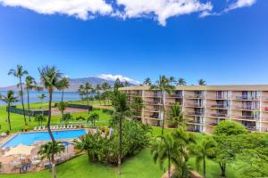 基黑毛伊日落酒店的享有度假村的空中景致,设有游泳池和棕榈树