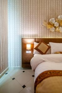 伊斯兰堡Shelton's Rezidor Islamabad的一间带两张床的卧室,铺有瓷砖地板。